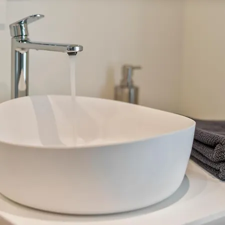 Fantastically Located Modern With Garage Available Apartment *