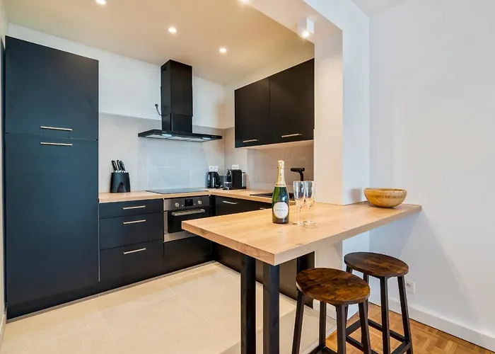 公寓 Fantastically Located Modern With Garage Available *