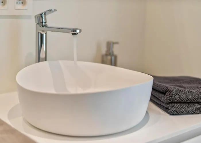 Fantastically Located Modern With Garage Available 公寓 *